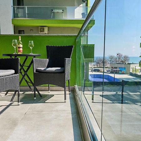 Seastar Apartment - Spa N Pools Beach Resort Mamaia Bagian luar foto