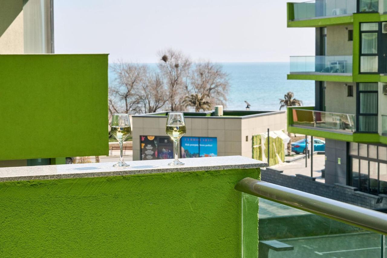 Seastar Apartment - Spa N Pools Beach Resort Mamaia Bagian luar foto