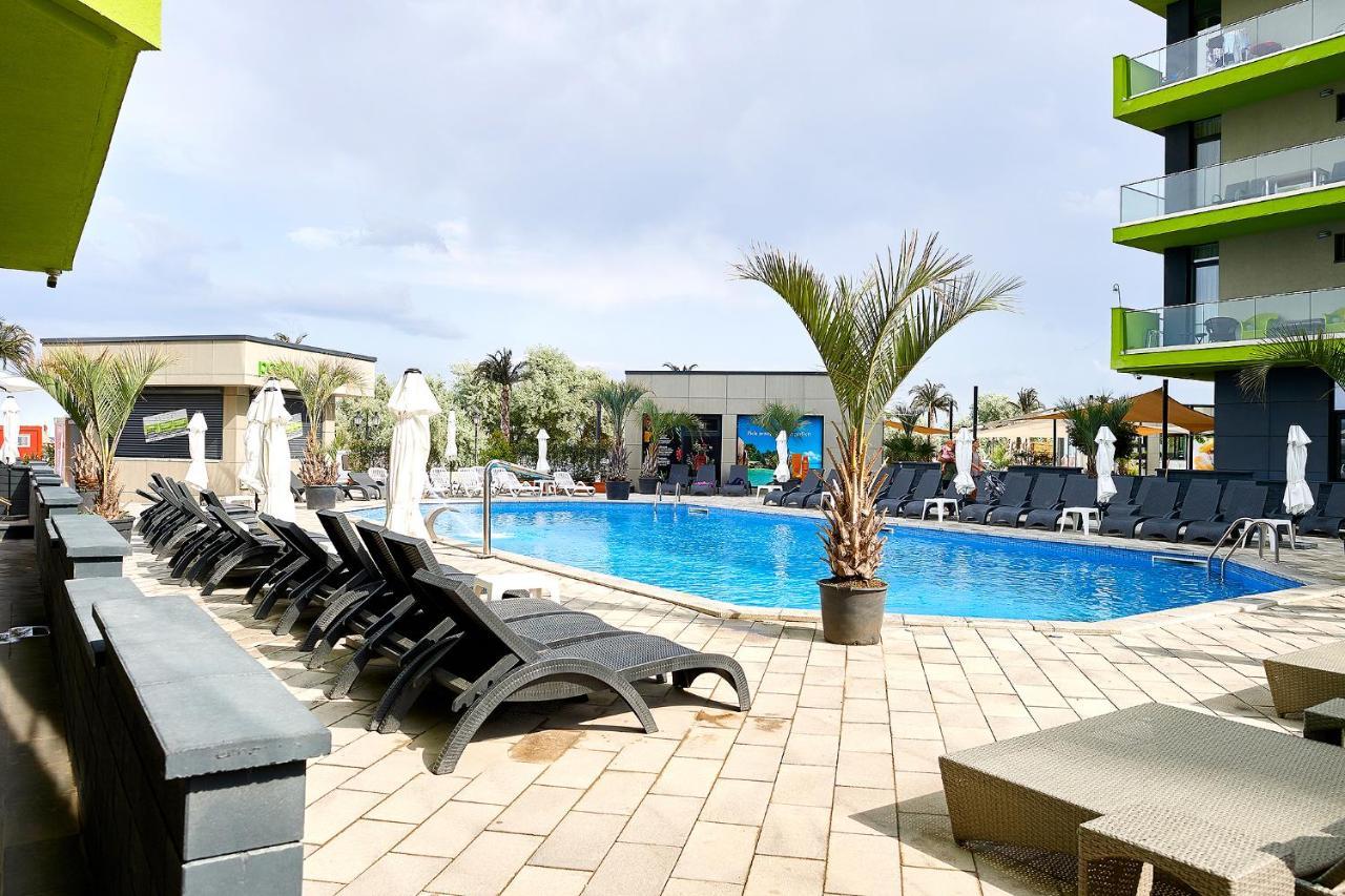 Seastar Apartment - Spa N Pools Beach Resort Mamaia Bagian luar foto