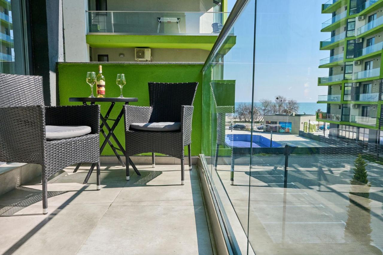 Seastar Apartment - Spa N Pools Beach Resort Mamaia Bagian luar foto