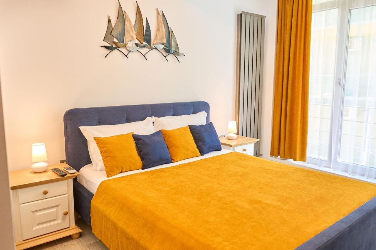 Seastar Apartment - Spa N Pools Beach Resort Mamaia Bagian luar foto