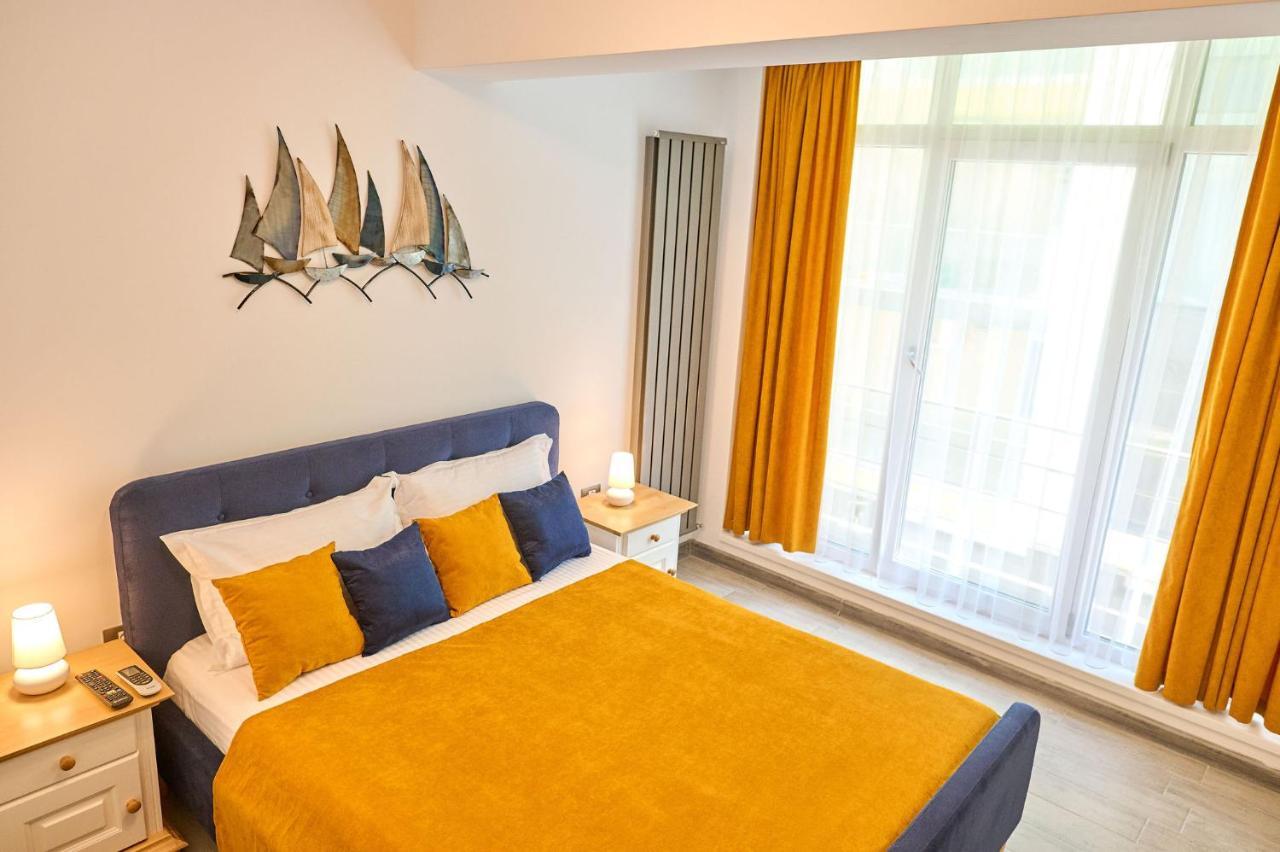 Seastar Apartment - Spa N Pools Beach Resort Mamaia Bagian luar foto